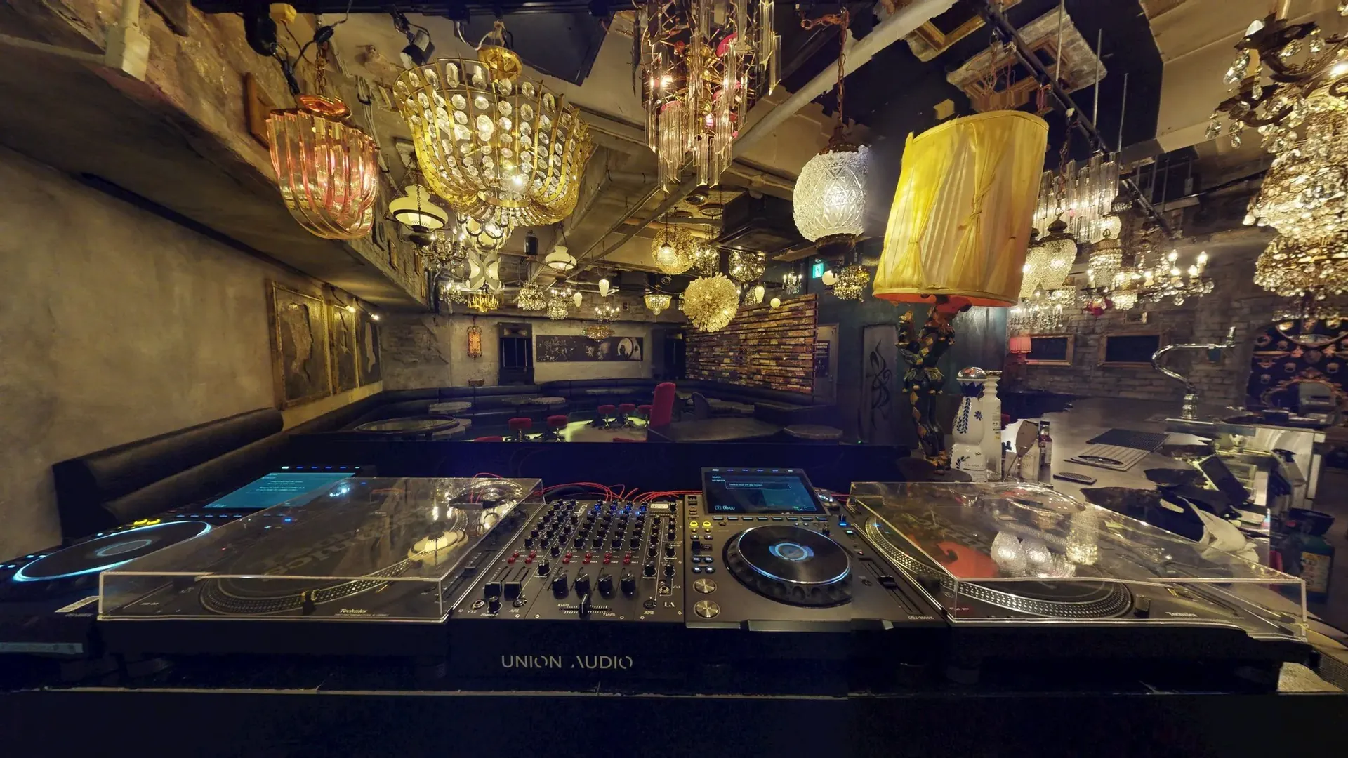 黒蜥蜴 DJブースと店内全景
