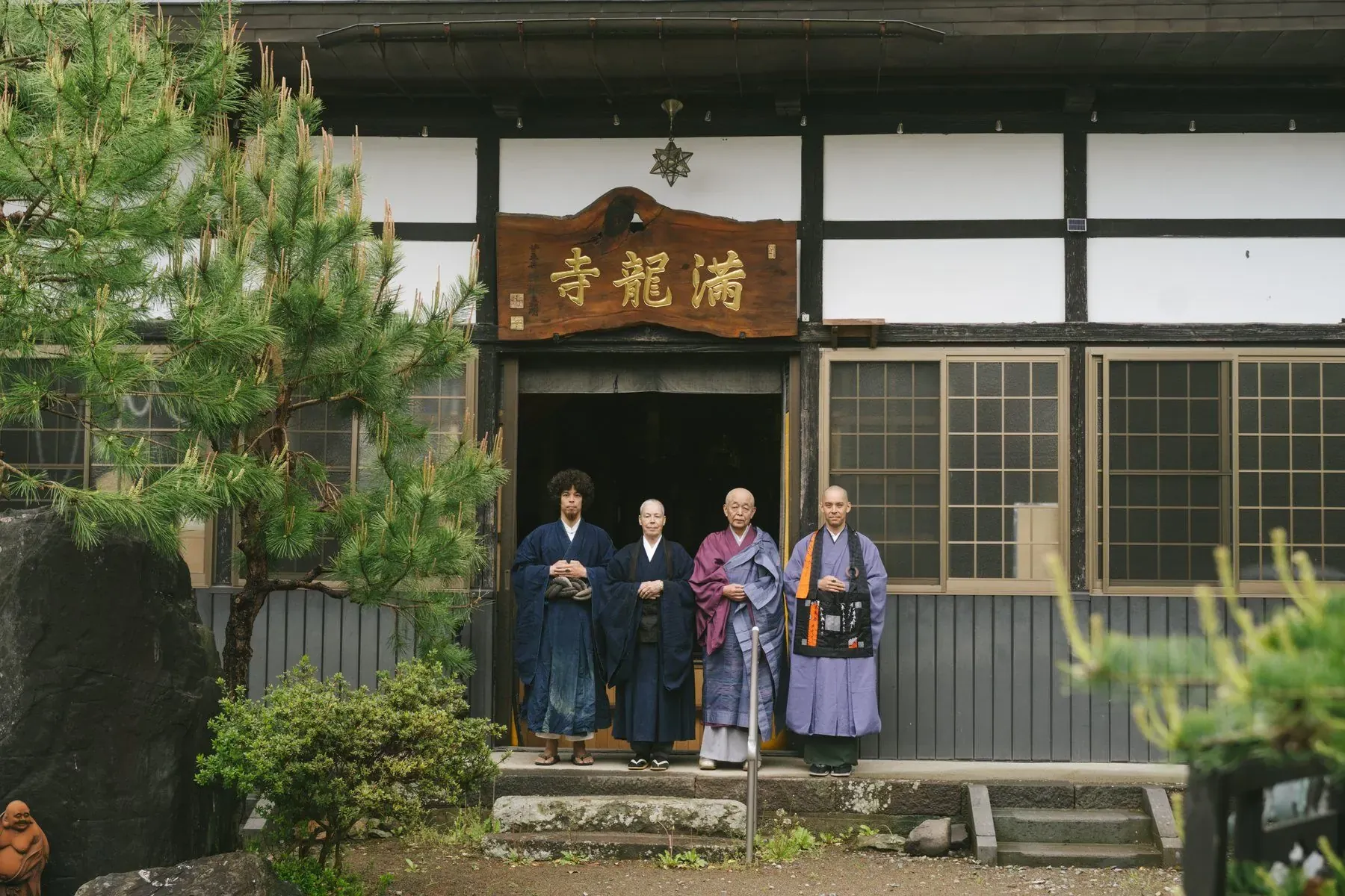 満龍寺の僧侶たち